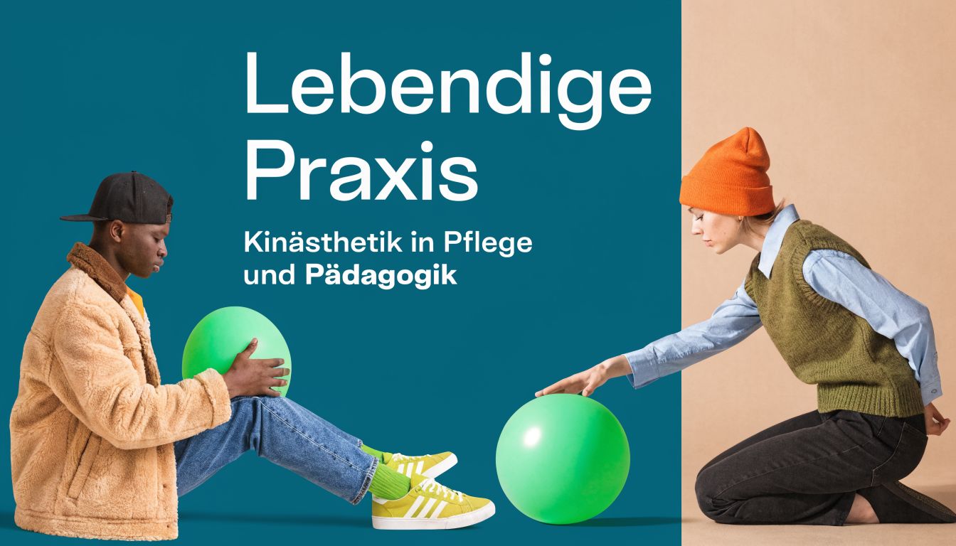 Ein Mann und eine Frau interagieren spielerisch mit zwei grünen Bällen vor einem geteilten blau-beigen Hintergrund.
