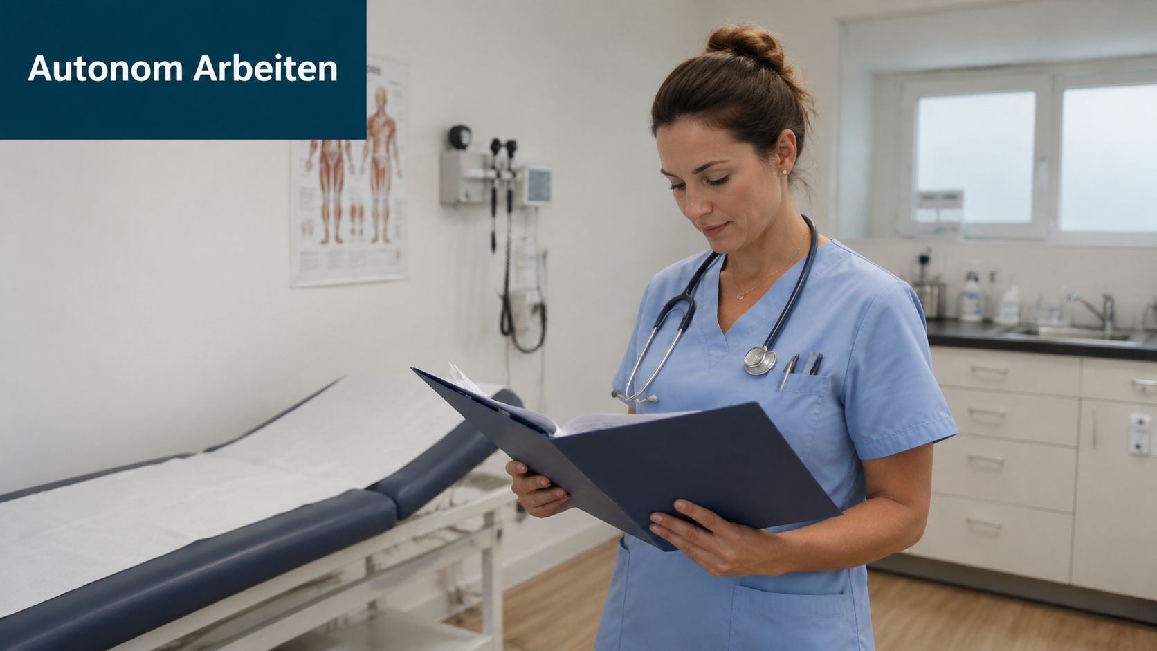 Eine professionelle Ärztin oder Pflegekraft in blauer Arbeitskleidung liest konzentriert wichtige Unterlagen in einer Arztpraxis.