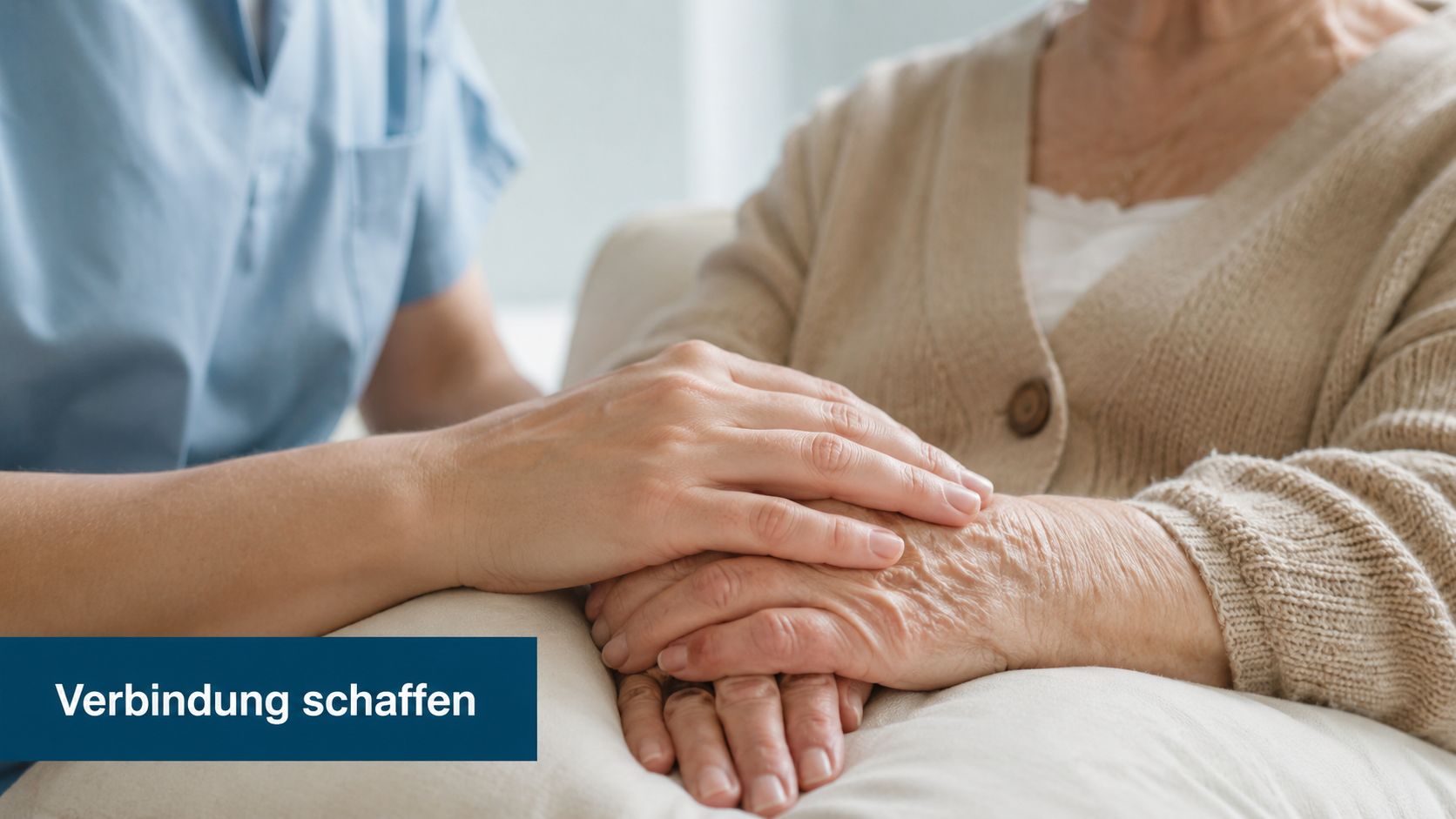 Eine Pflegekraft hält einfühlsam die Hand eines älteren Menschen, um Trost, Nähe und Fürsorge zu vermitteln.