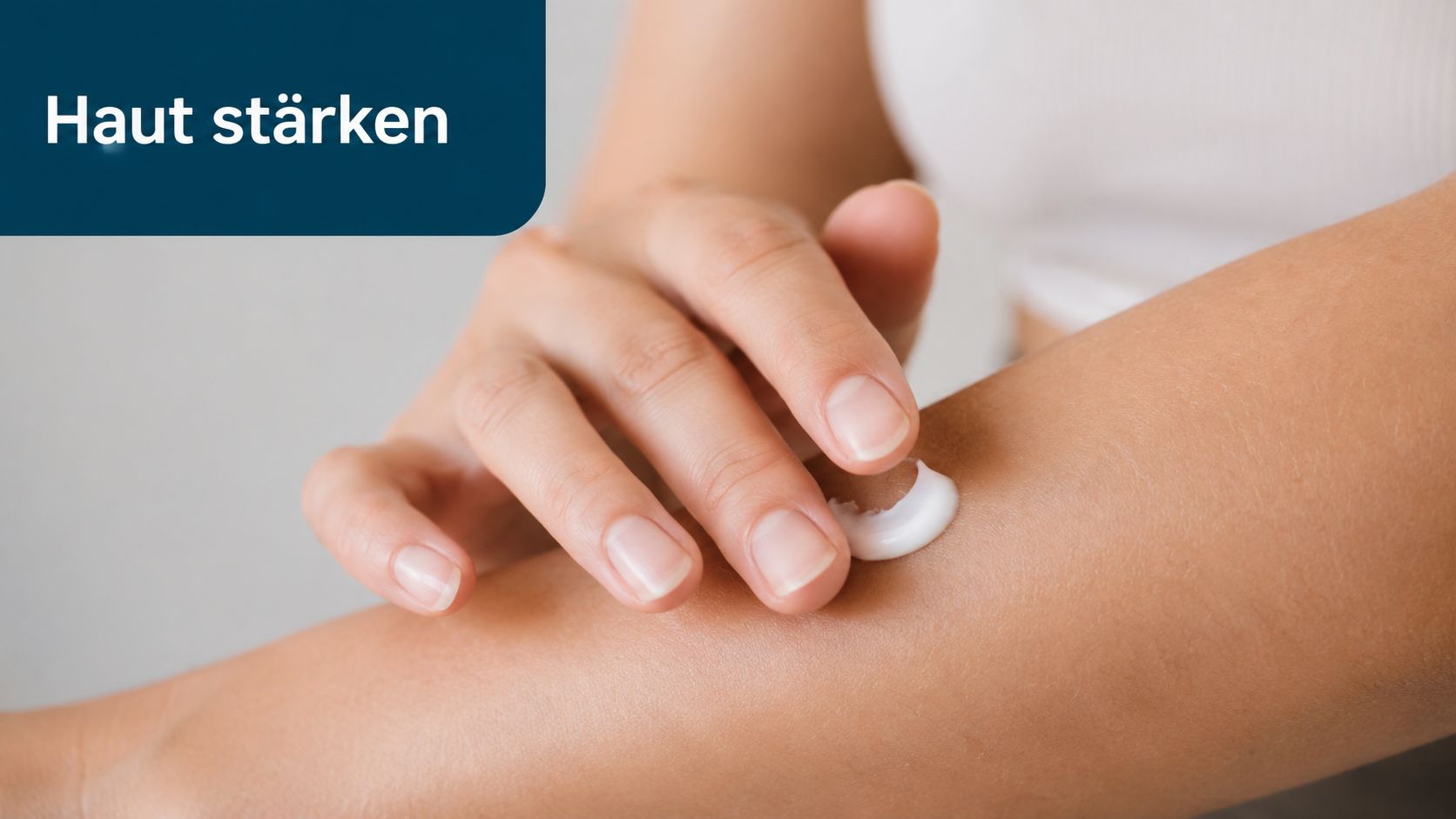 Eine Frau trägt vorsichtig pflegende Creme auf ihre Haut am Unterarm auf, um diese zu stärken.