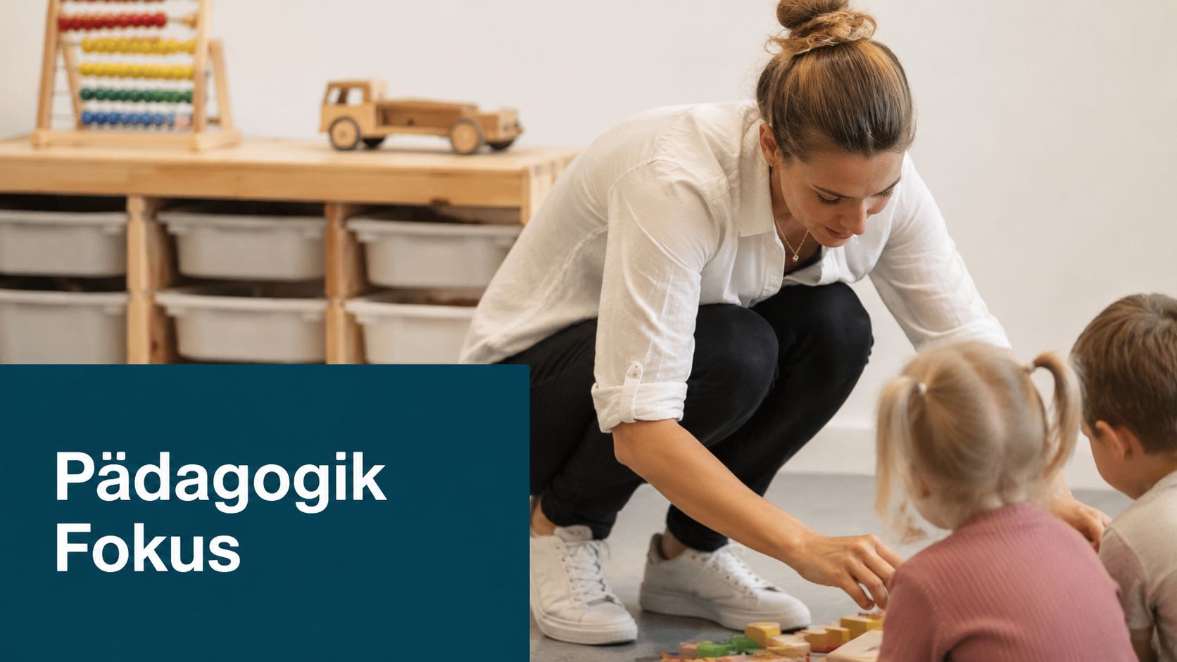 Eine Pädagogin spielt mit Kindern auf dem Boden, während sie gemeinsam Lernspiele und Holzbausteine nutzen.