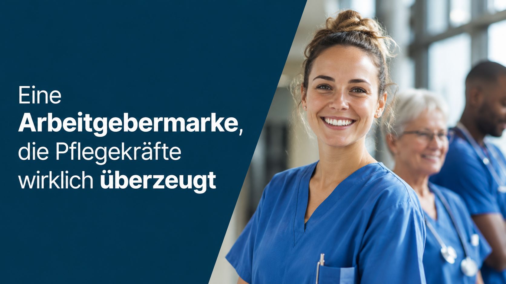 Eine lächelnde Pflegekraft steht im Vordergrund, dahinter stehen weitere medizinische Mitarbeiter in einem Krankenhaus.