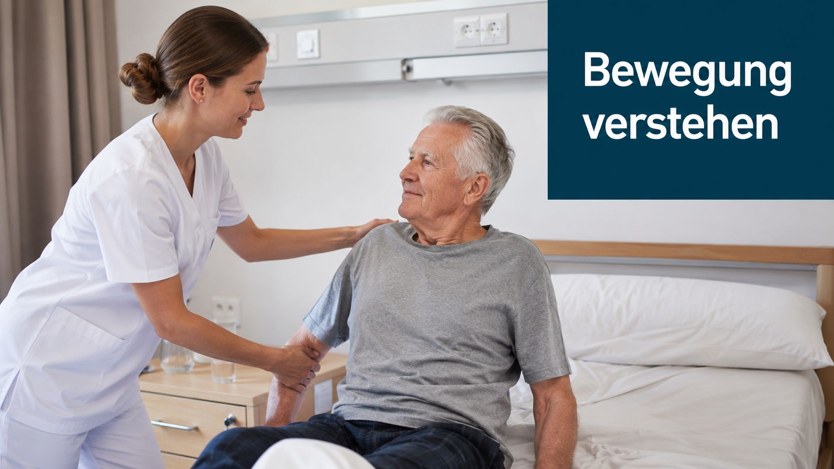 Eine Pflegekraft unterstützt einen älteren Patienten bei der Bewegung auf der Bettkante in einem Krankenhauszimmer.