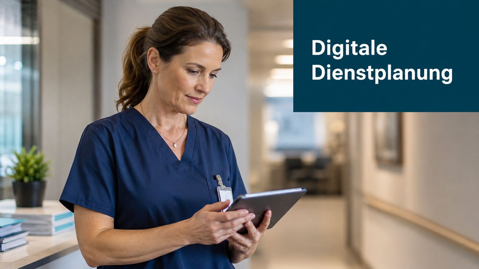Eine Krankenschwester schaut in einem Krankenhausflur konzentriert auf ein digitales Tablet zur Dienstplanung.