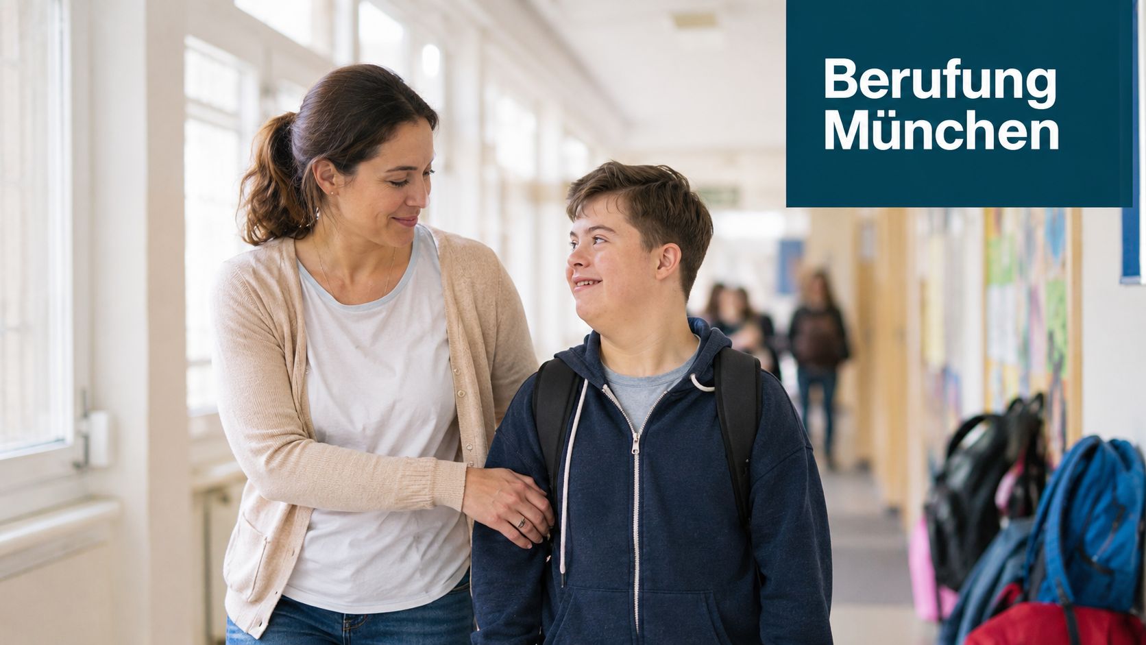 Eine weibliche Lehrkraft geht mit einem fröhlichen Schüler durch einen Flur und unterstützt ihn liebevoll im Schulalltag.