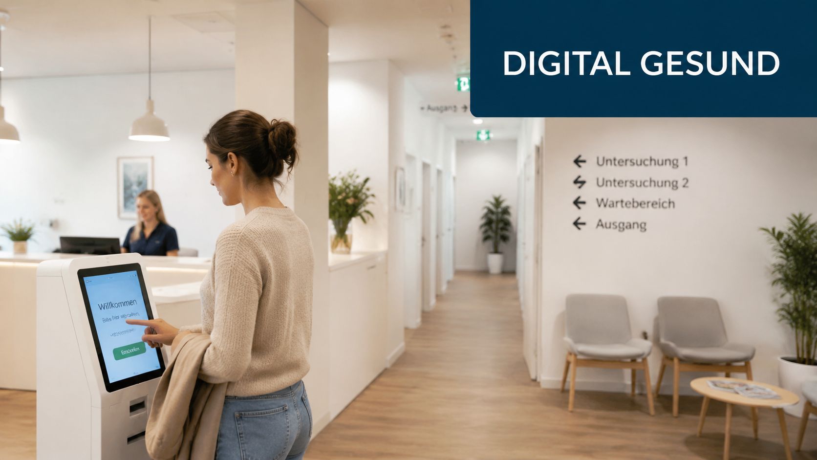 Eine Patientin bedient einen digitalen Selbstbedienungsterminal zur Anmeldung in einer modernen und hellen Arztpraxis am Empfang.