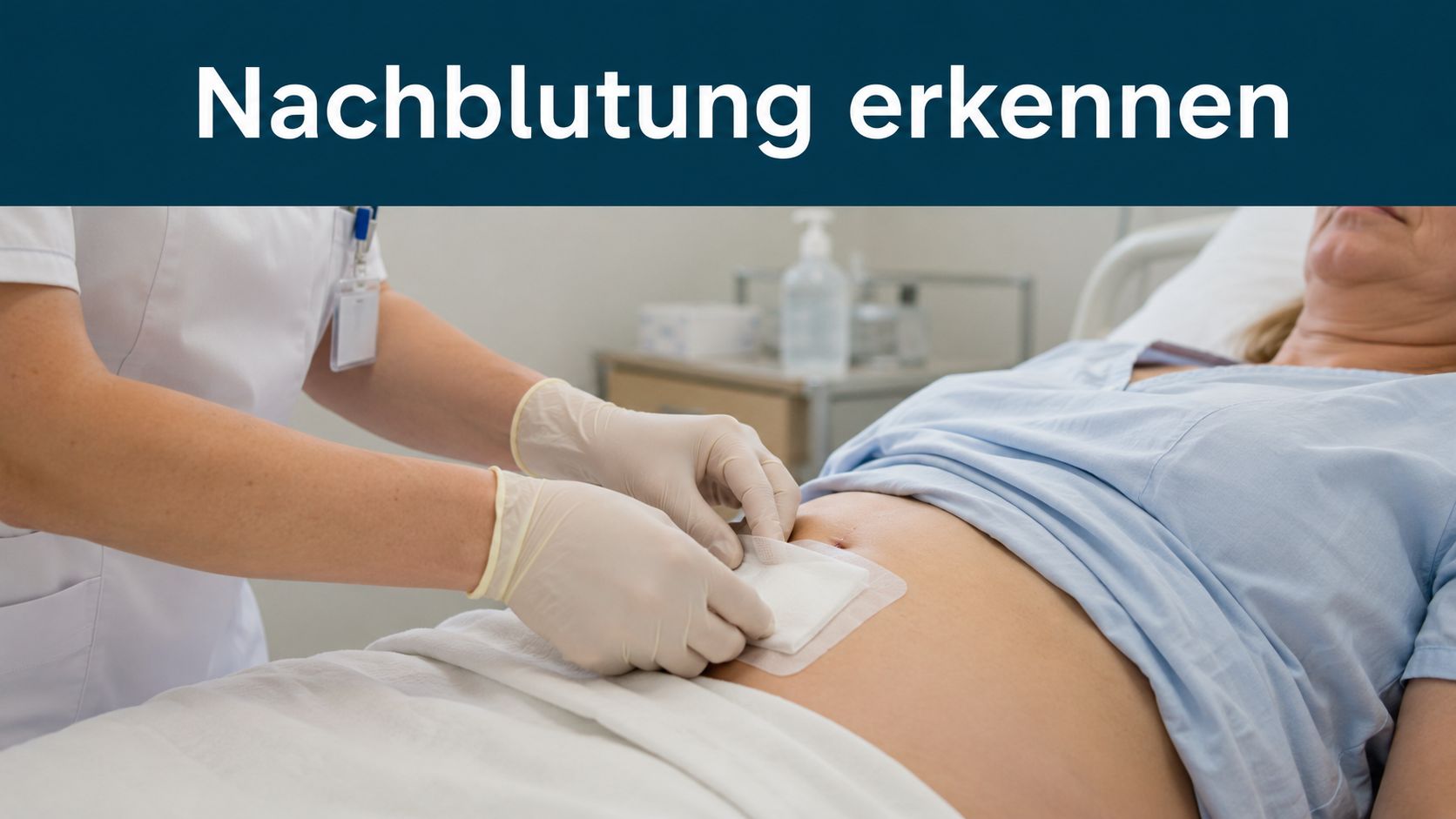 Eine medizinische Fachkraft wechselt mit sterilen Handschuhen einen Verband an der Bauchdecke eines liegenden Patienten.