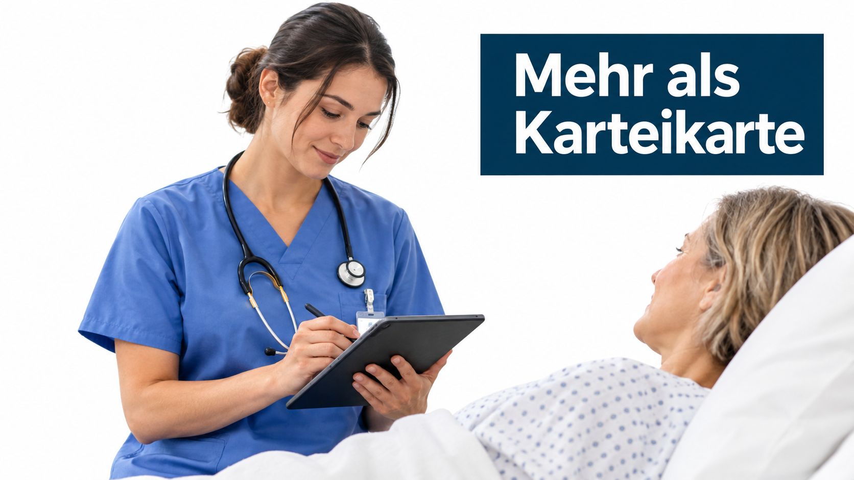 Eine Pflegekraft nutzt ein Tablet zur Dokumentation während sie eine Patientin im Krankenhausbett fürsorglich betreut.