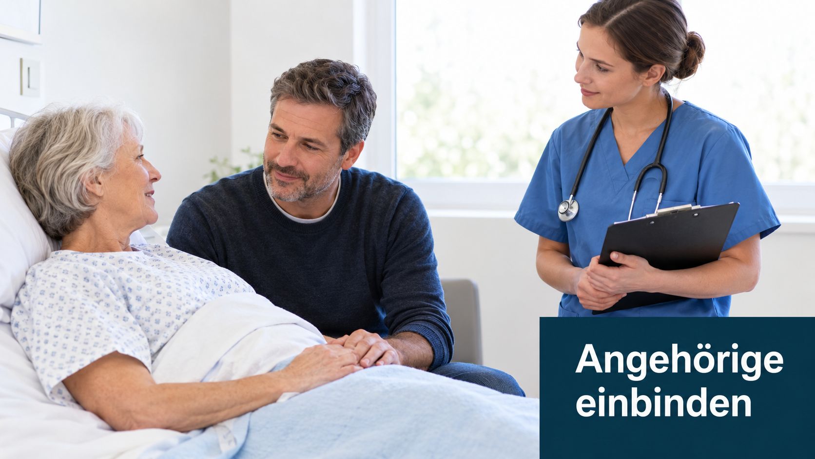 Eine Pflegekraft spricht mit einer älteren Patientin und ihrem Angehörigen in einem Krankenhauszimmer über weitere Behandlungsschritte.