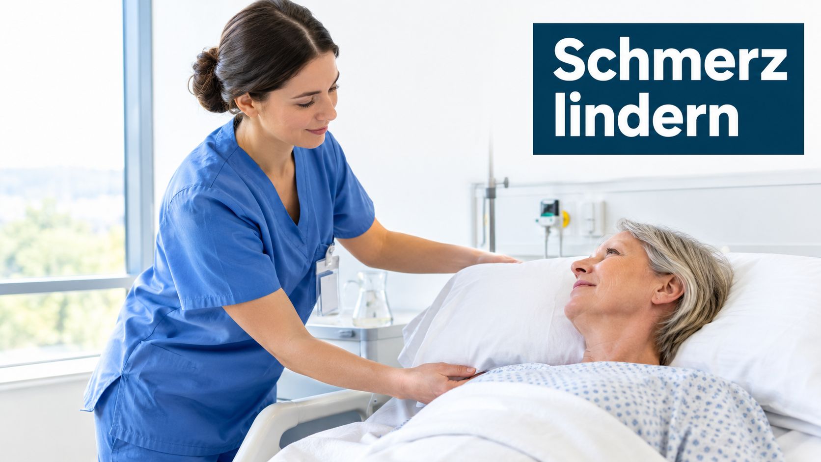 Eine freundliche Pflegekraft hilft einer Patientin im Krankenhausbett dabei, ihr Kissen bequem zu positionieren.